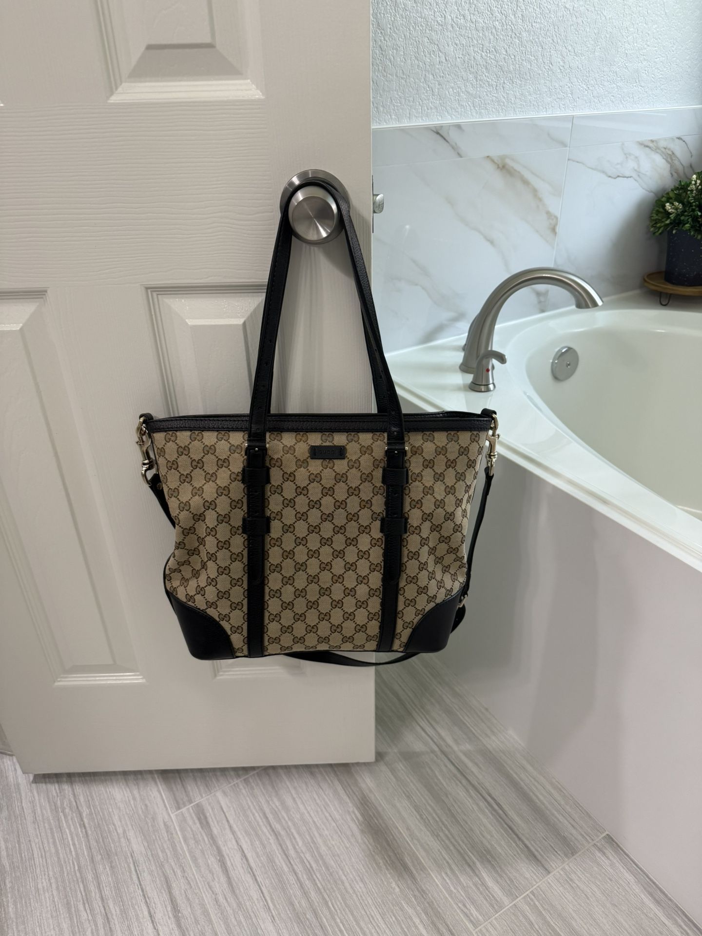 Authentic Large Abbey Gucci Tote With Strap