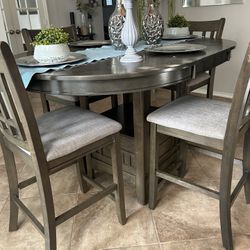 Dining Room Table/4 Chairs