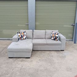 L Shape Couch in great condition, exterior in great condition 
