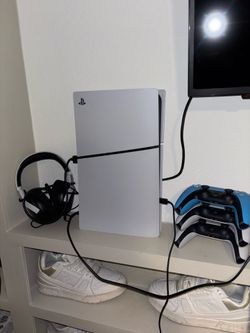 PS5 Disc Edition Bundle – 3 Controllers + Headset – Like New