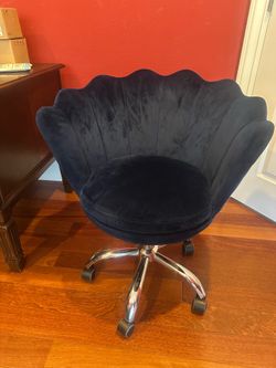 Shell accent chair
