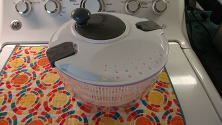 Nice salad spinner like new 5"