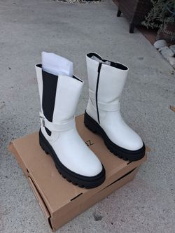 Womans boots white size 10