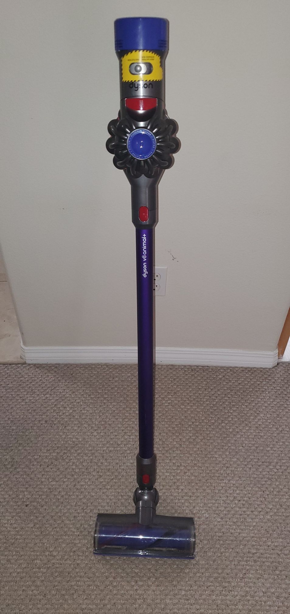 Dyson V8 Animal vacuum cleaner. Cord-free. Hassle-free. Powerful suction.