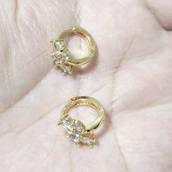 Aretes de Zirconia flor  laminado en oro 14k. 