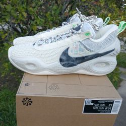 New Nike Cosmic Unity Men Size 10.5