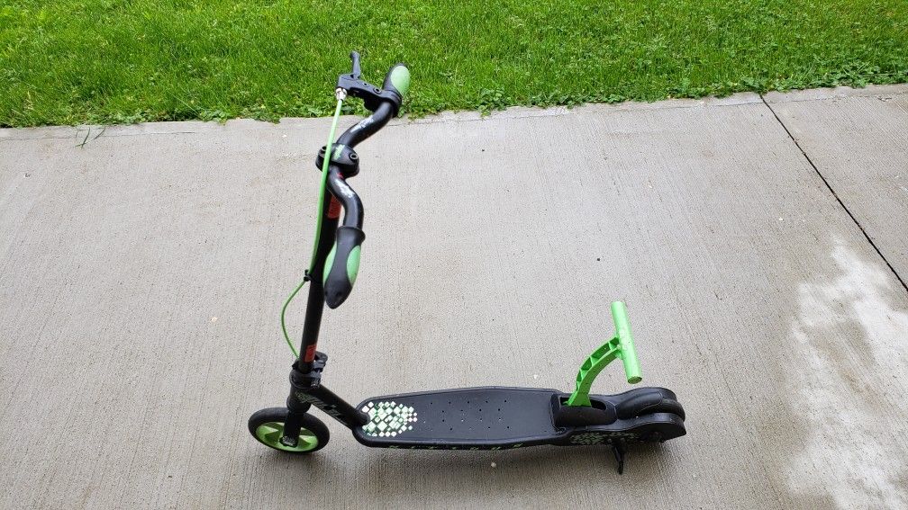 Pulse kick and go scooter