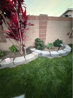 Concrete retaining blocks