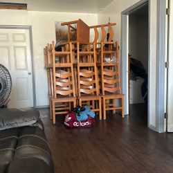 25 chairs 7 tables 7 vase