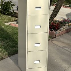 Filing Cabinet + Key