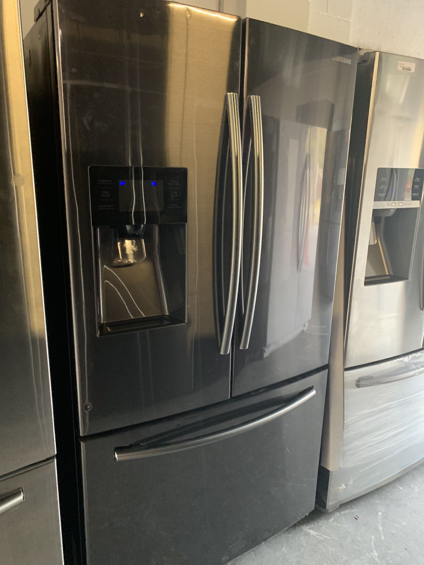 Black stainless refrigerator frenchdoor