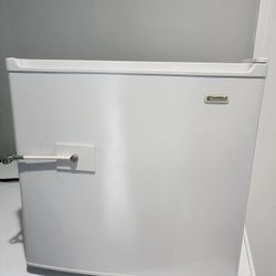 Kenmore Compact Refrigerator/Mini Fridge 1.7 cu ft