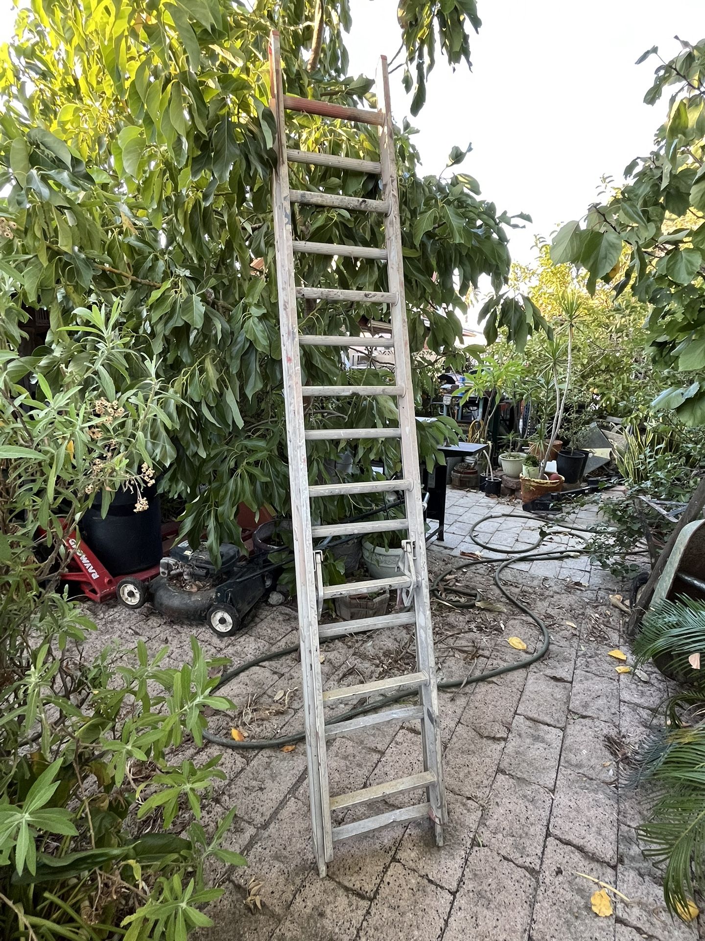 Vendo Esta Escalera De Aluminio… I’m Selling This Aluminum Ladder In North Rialto Ca For $20 Dls Price Firm