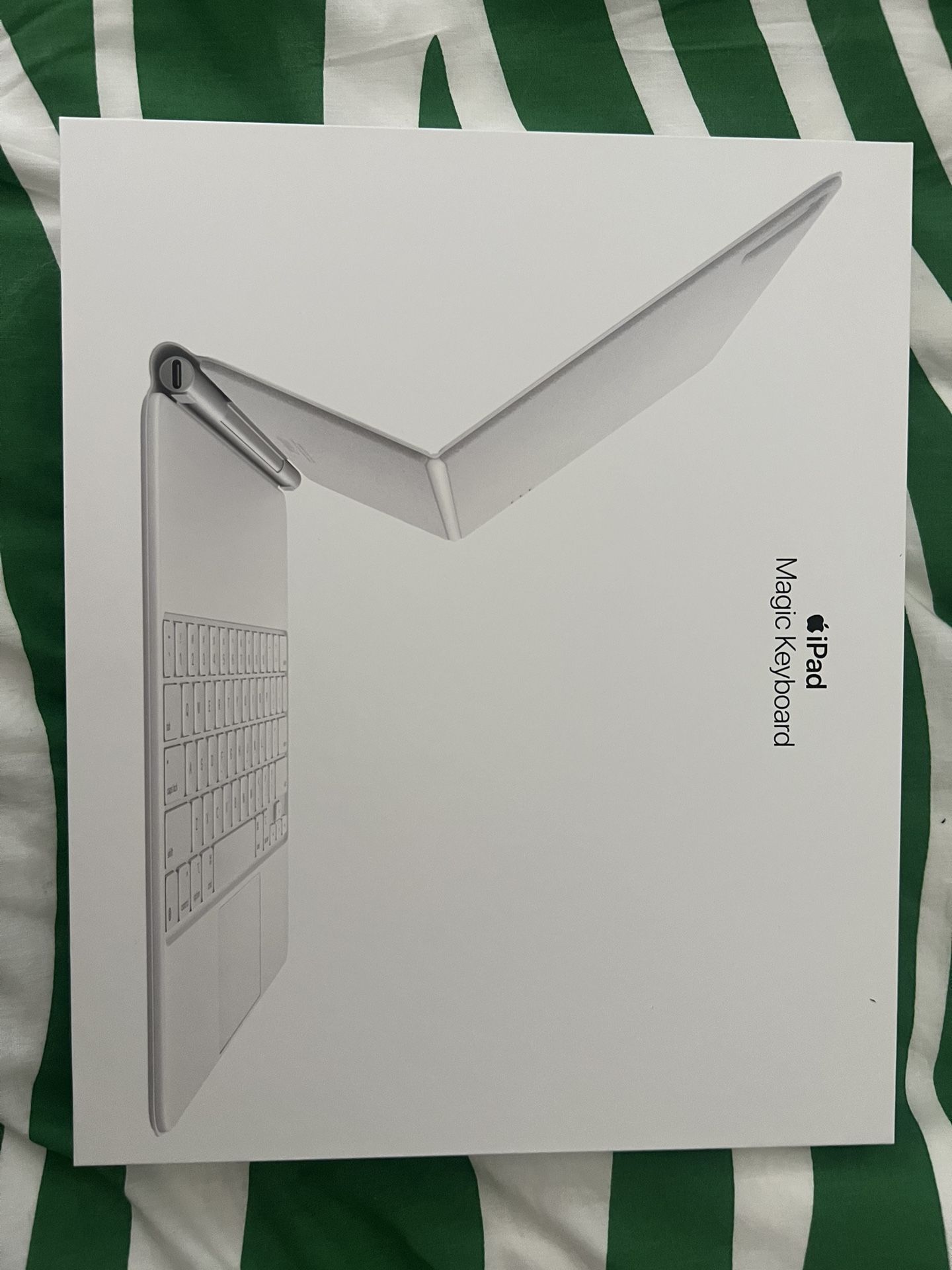iPad Pro 6th Gen 12.9 Magic Keyboard 