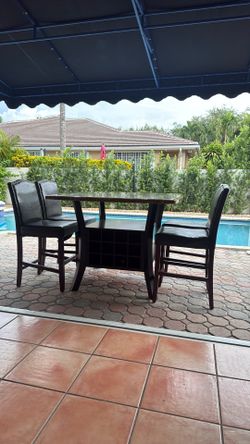 Dinning set with bar and 4 leather chairs