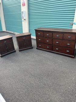 Dresser And Nightstands 