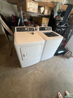 Washer and dryer Frigidaire set