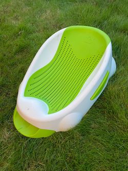Munchkin Clean Cradle Tub in green and white baby bath