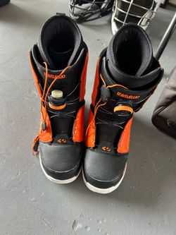 Snowboard boots