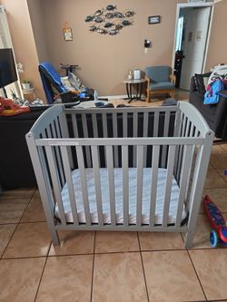 Mini crib with mattress