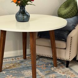 Beautiful Mid Century Modern Table With Four Chairs