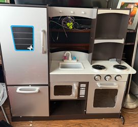Toy kitchen set