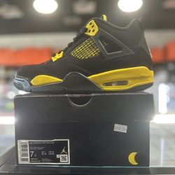 Jordan 4 Retro Thunder 2023 GS (Size 7)
