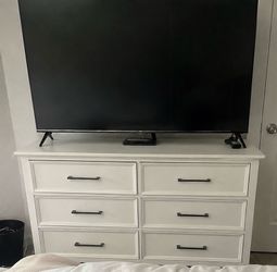 Living Spaces White 6- Drawer Dresser