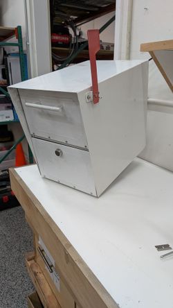 White Metal Locking Mailbox with Red Flag. **Missing key**