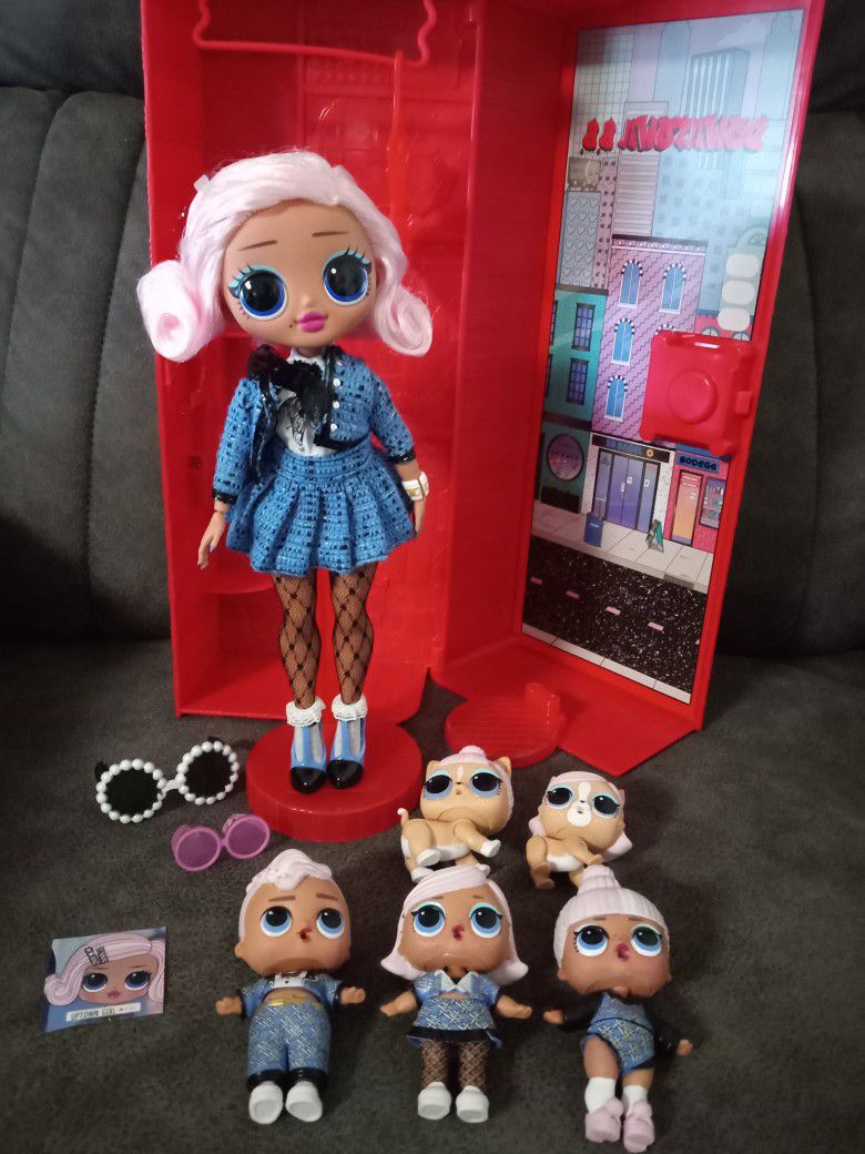 Lol Surprise OMG Uptown Girl Doll Pink Hair Family Set.
