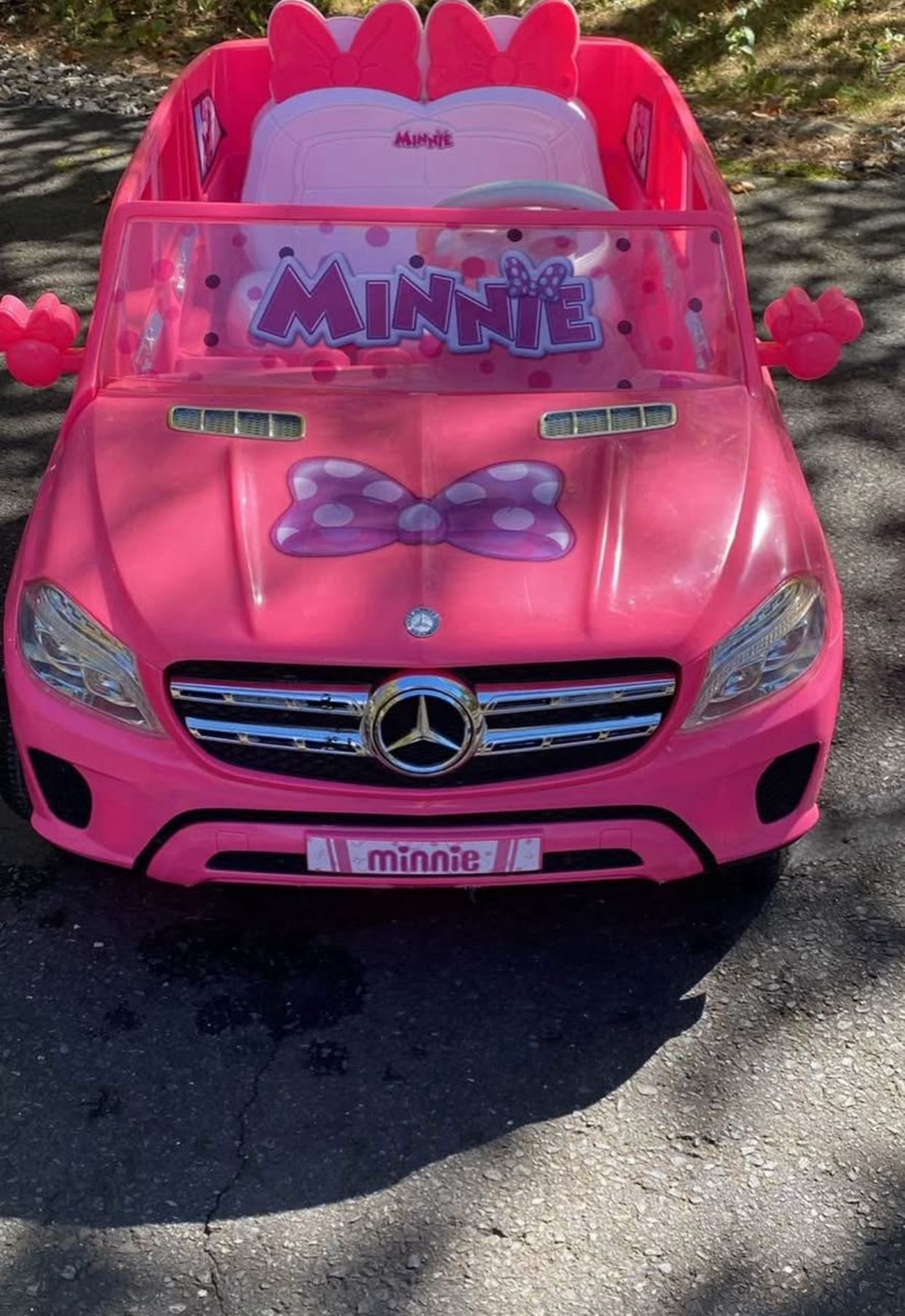Minnie Mouse 12 Volt Mercedes Power Wheels. Works almost never used