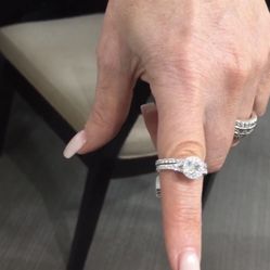 Beautiful 18k White Gold 1 Carat Engagement Ring  