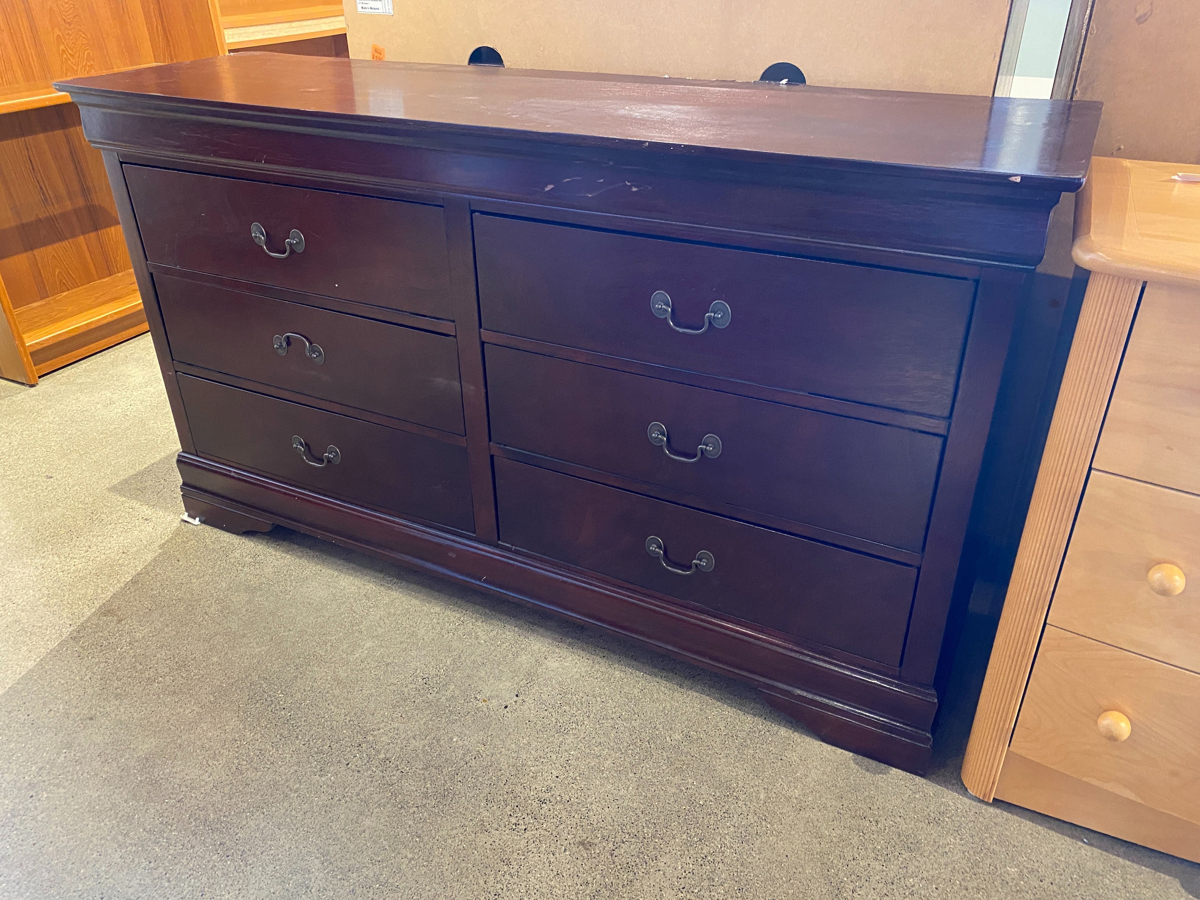 Traditional 6 Drawer Dresser