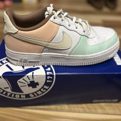 Nike Air Force 1 in white and mint green size 5 