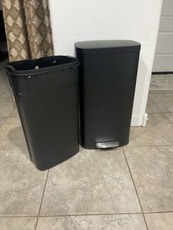 Metallic 8 gallons trash can