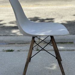 Mid Century Modern Eames Chair 