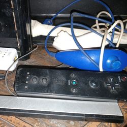 Nintendo Wii w controllers 