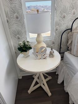 Round Farmhouse Pedestal Side Table – Model Home / Like New