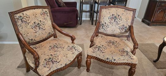 Pair of Carved Wood Chairs/ par de sillas