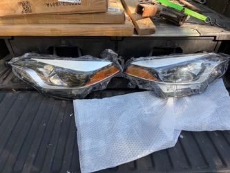 14-16 Toyota Corolla headlight set