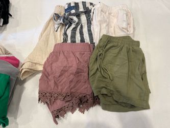 5 pair women’s summery shorts medium