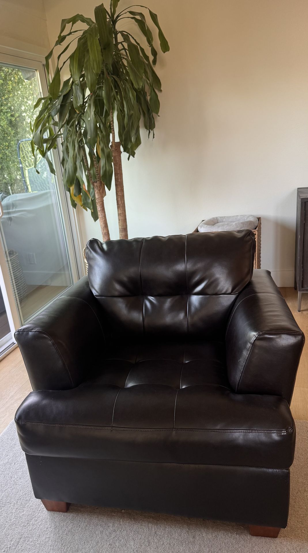 Brown Leather Armchair – Comfortable & Stylish