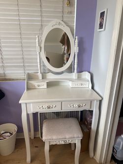 Small vanity desk