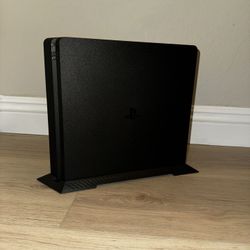 PS4 Slim 1TB (3 controllers and 4 games)