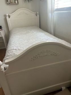 White Trundle bed
