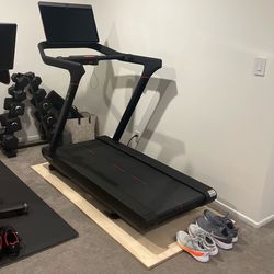 Peloton Treadmill (Delivery Available!)