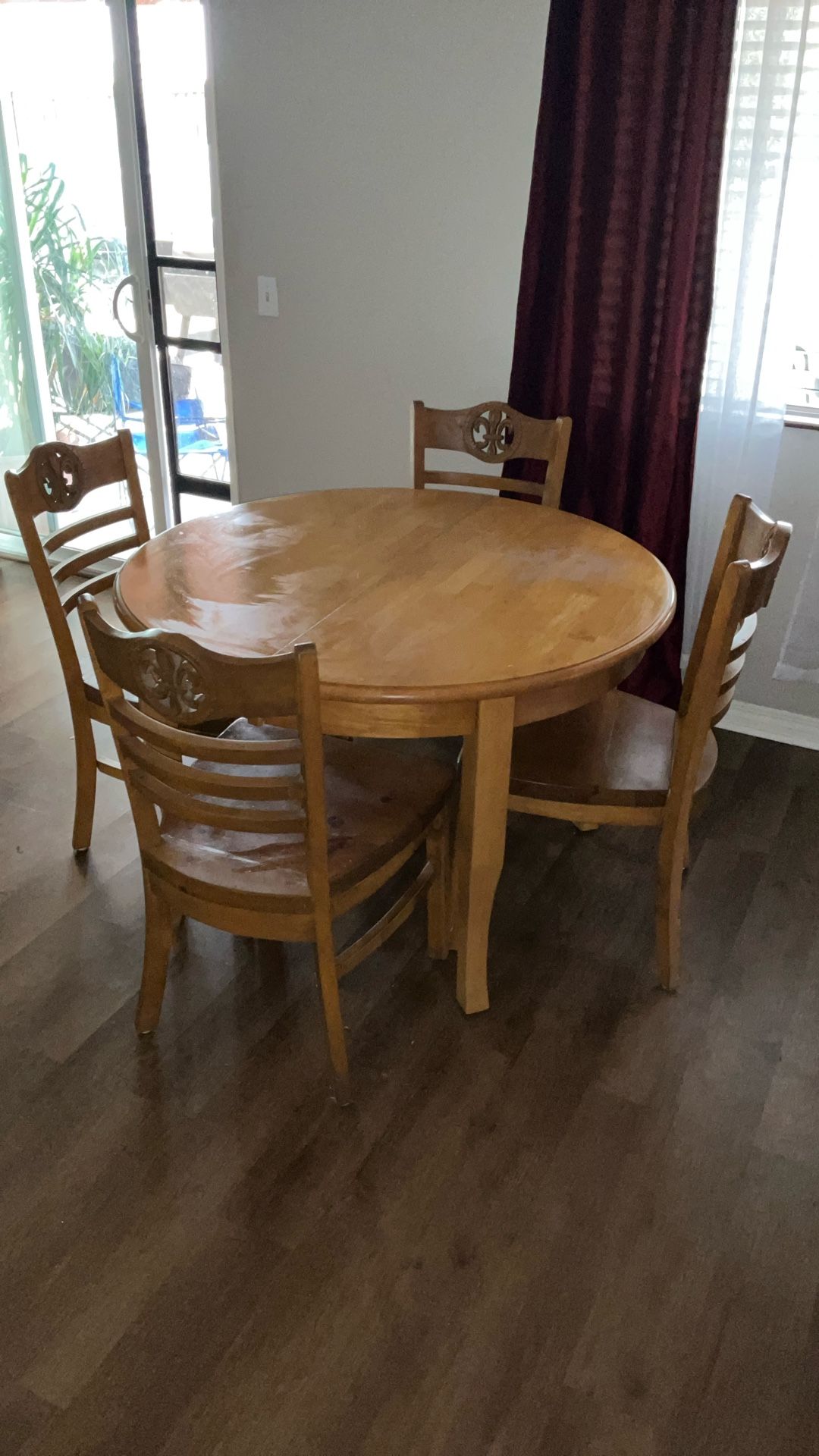 Round Kitchen Table With 4 Chairs