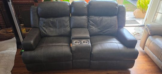 Recliner with middle console