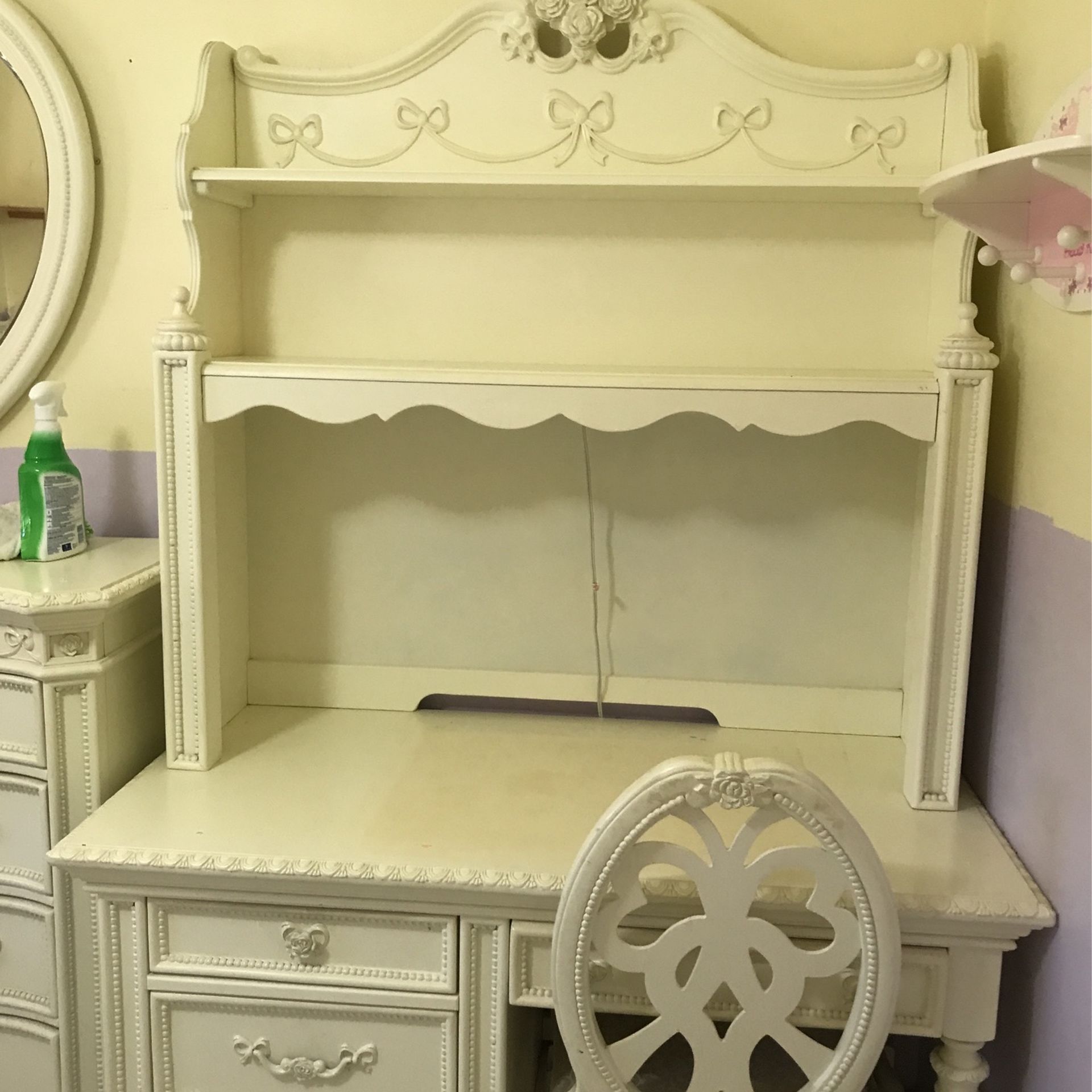 Room 2 Go Disney Princess Compuer Desk with Hutch and Light