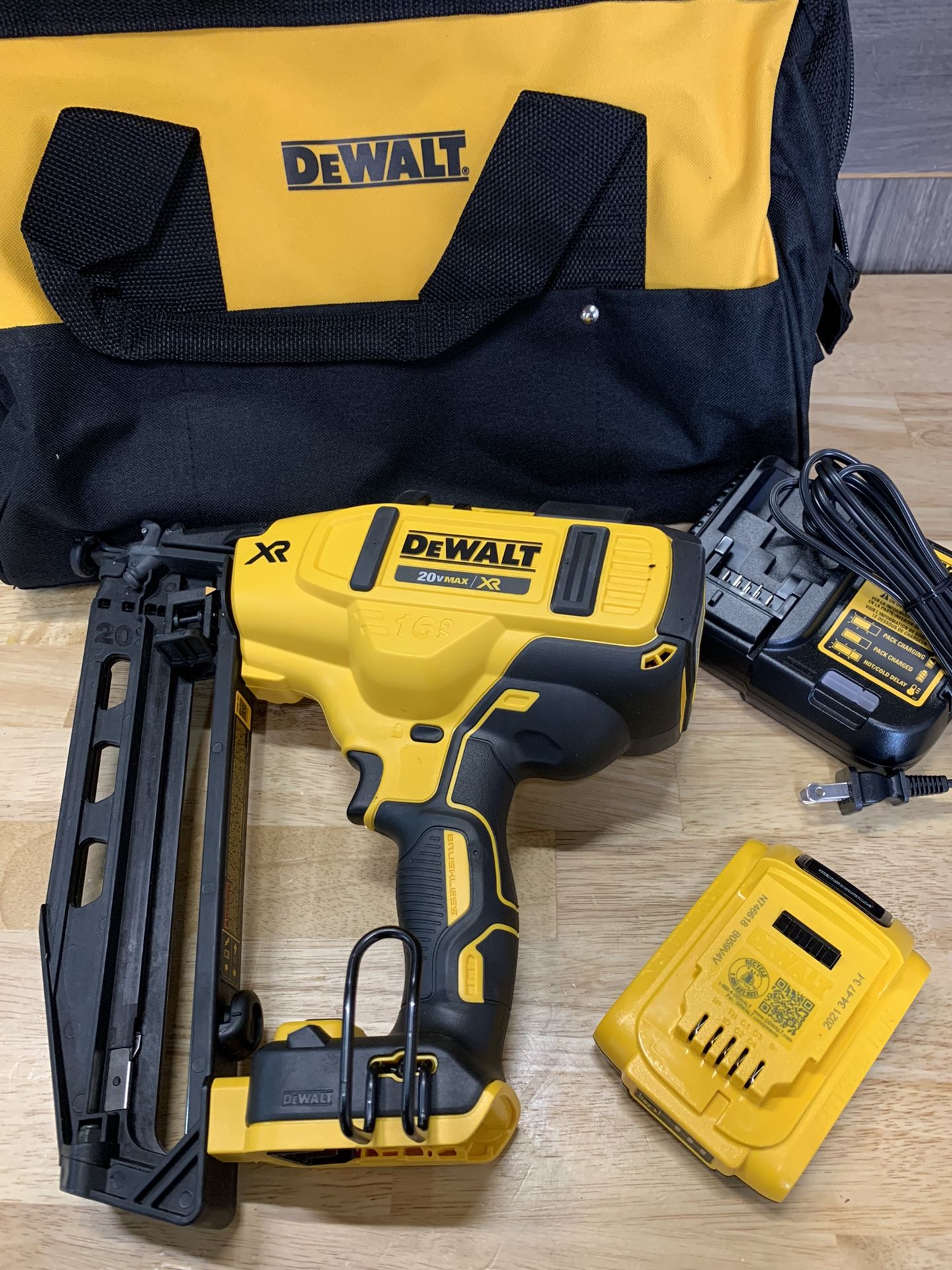 Nailer Kit Dewalt 20 Volt 16 Gauge Finish Nailer DEWALT 20 Volt